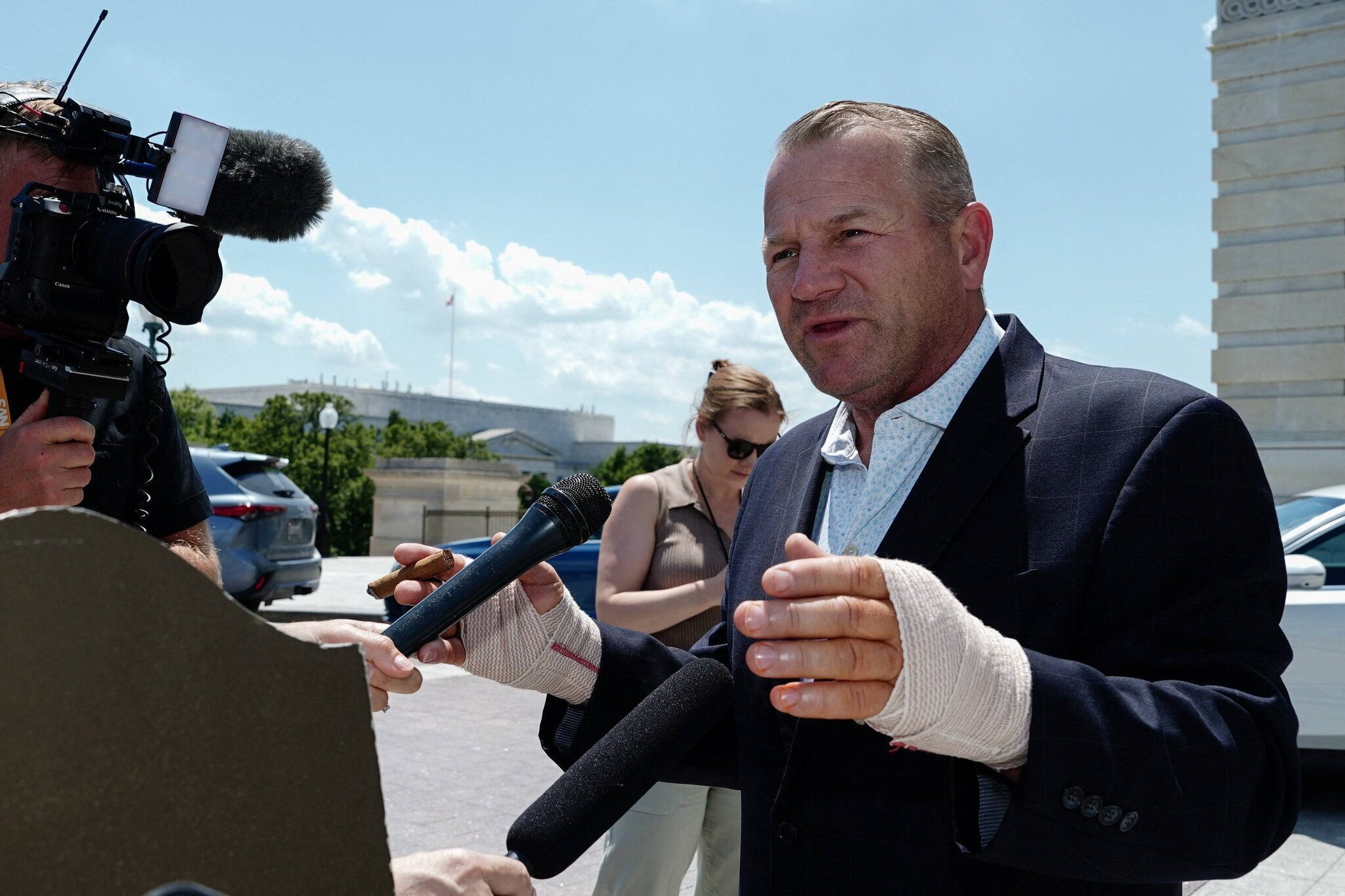 Le représentant Troy Nehls du Texas a célébré l'adoption de la loi Trump tout en fumant un cigare.