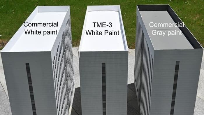Test de différentes peintures exposées au soleil - de gauche à droite: peinture commerciale blanche sur le premier bâtiment, peinture blanche générée par IA sur le deuxième bâtiment, peinture commerciale grise sur le troisième bâtiment