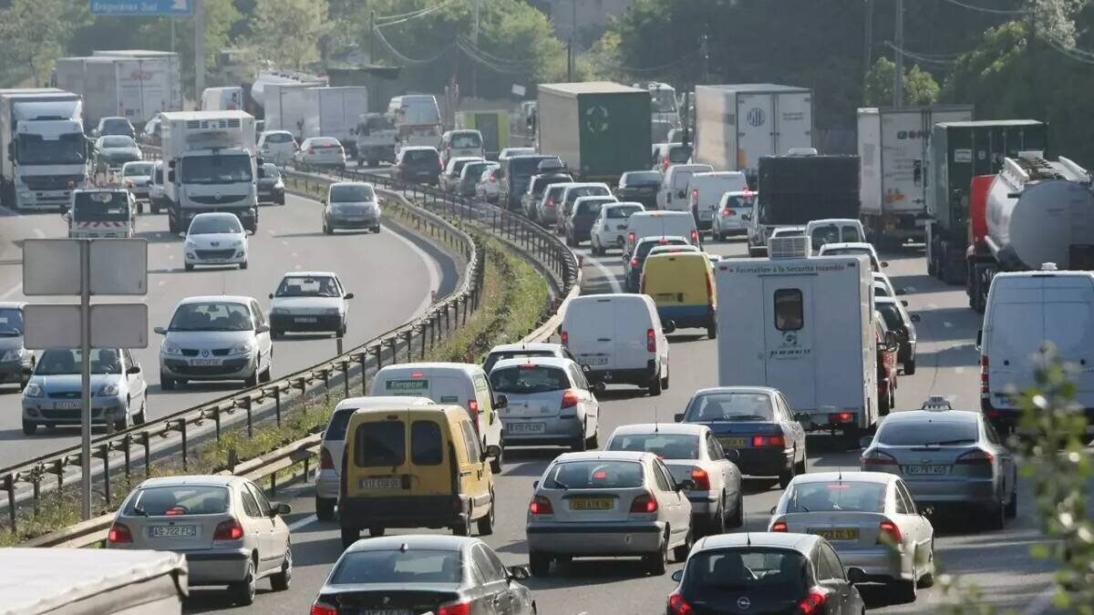 Trafic intense sur l'autoroute en période de départs en vacances