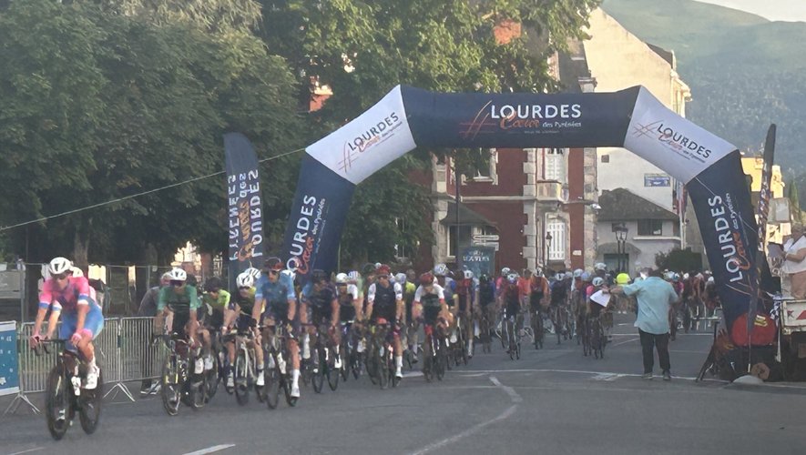 Jean-Claude Castérot reçoit la médaille de la Ville lors de la course cycliste à Lourdes