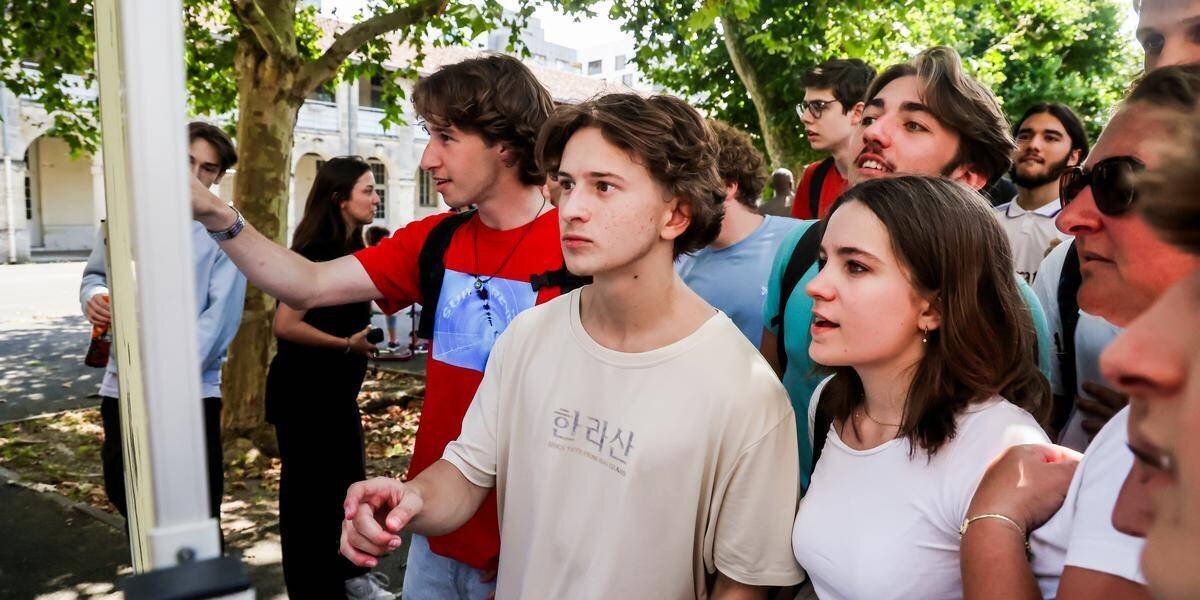 Jeune élève devant le lycée, attendent les résultats du bac 2025