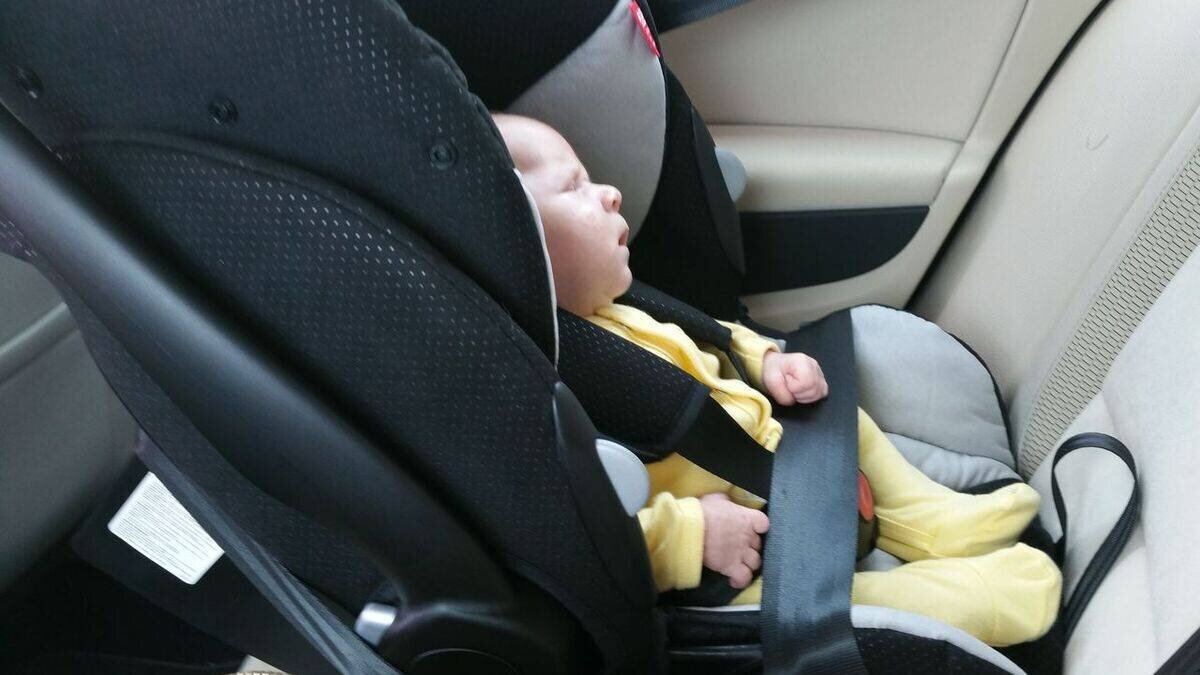 Nourrisson sauvé d'une voiture en plein soleil