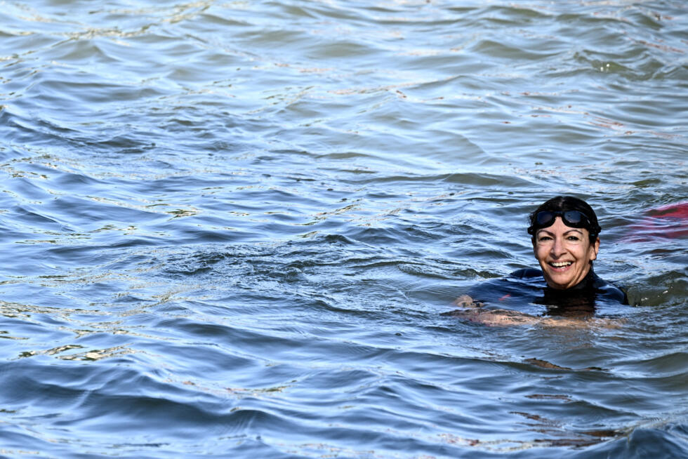 La maire de Paris Anne Hidalgo nage dans la Seine, à Paris, le 17 juillet 2024.