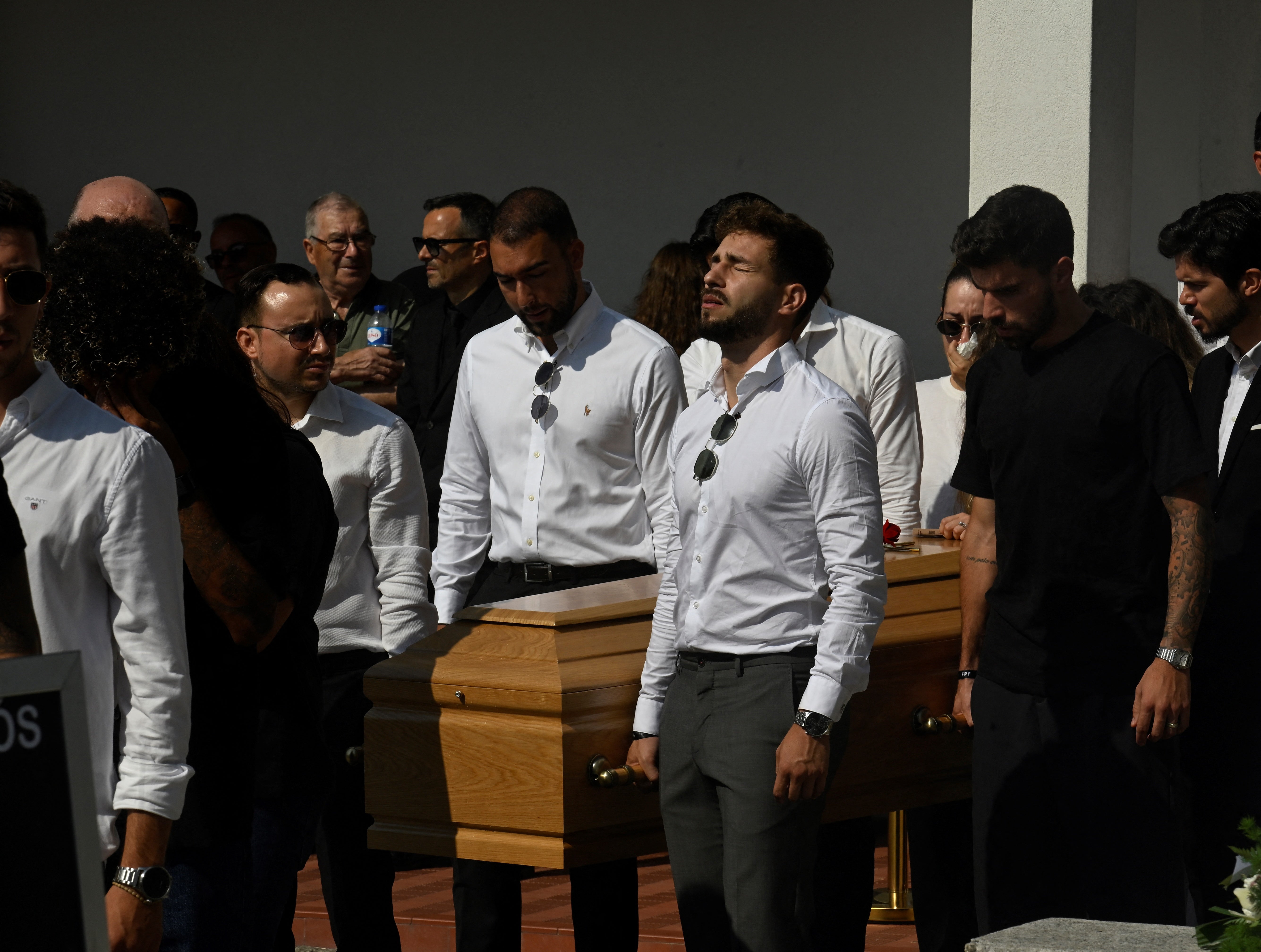 Anciens coéquipiers portant le cercueil lors des funérailles de Diogo Jota et de son frère Andre Silva.