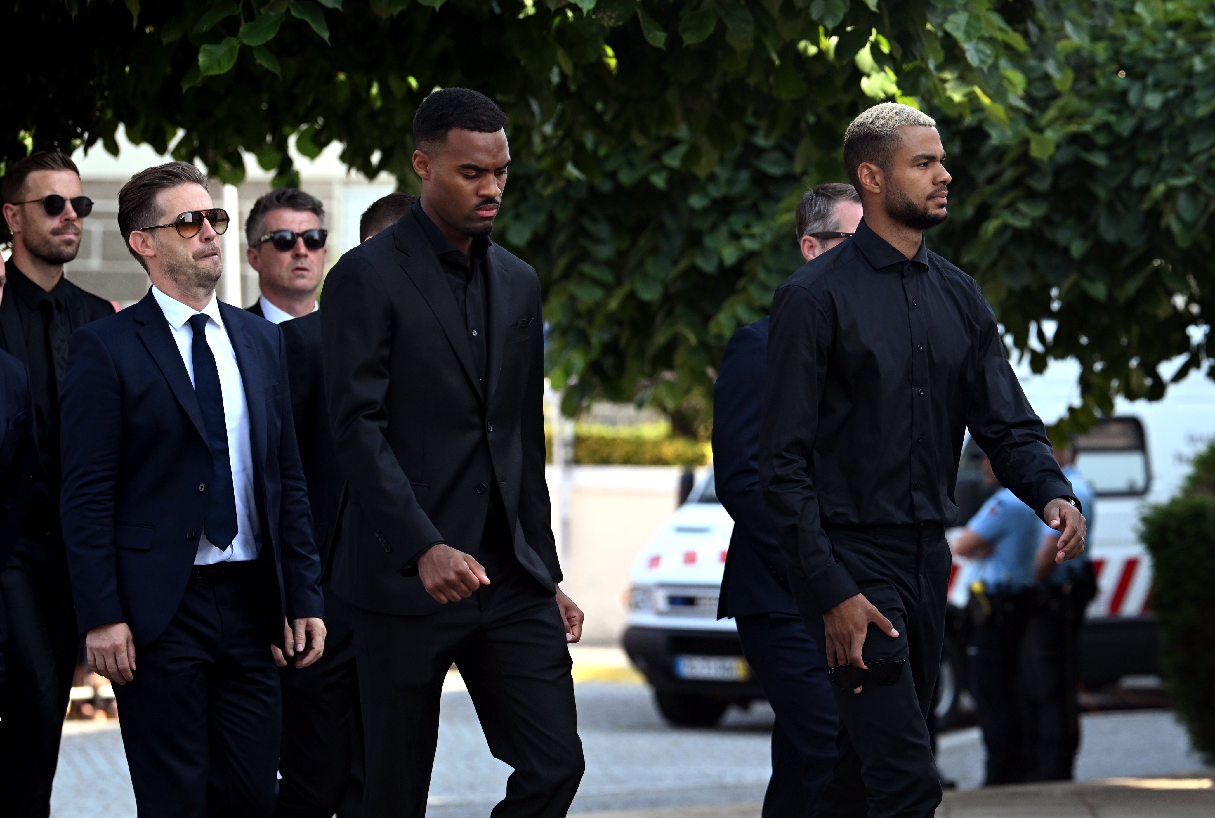 Ryan Gravenberch et Cody Gakpo arrivent aux funérailles.