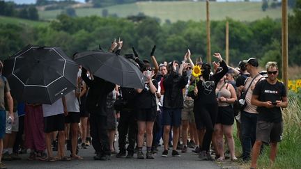 Des manifestants se rassemblent sur une route lors d'une manifestation baptisée 'Turboteuf' contre le projet d'autoroute A69, à Morens-Scopont (Tarn), le 5 juillet 2025.