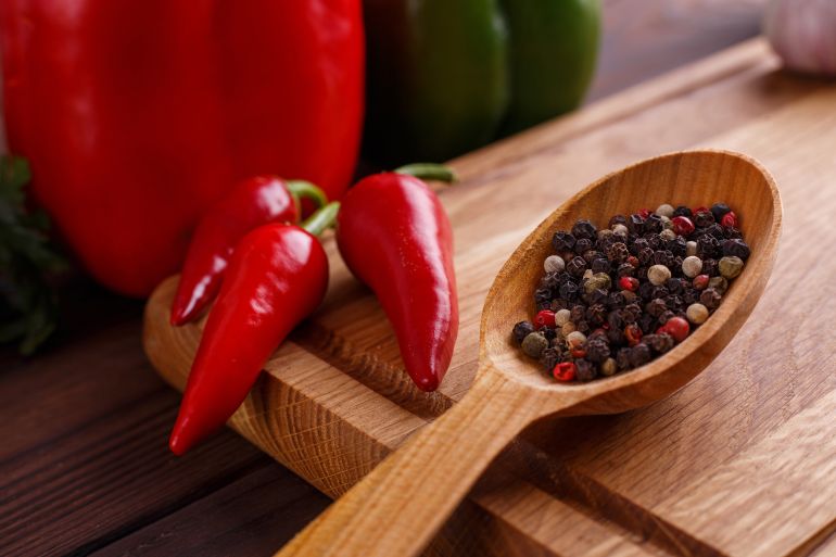 Piments secs mélangés dans une cuillère en bois