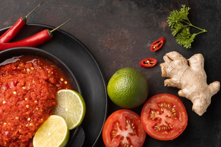 Arrangement appétissant de sambal avec fruits et légumes