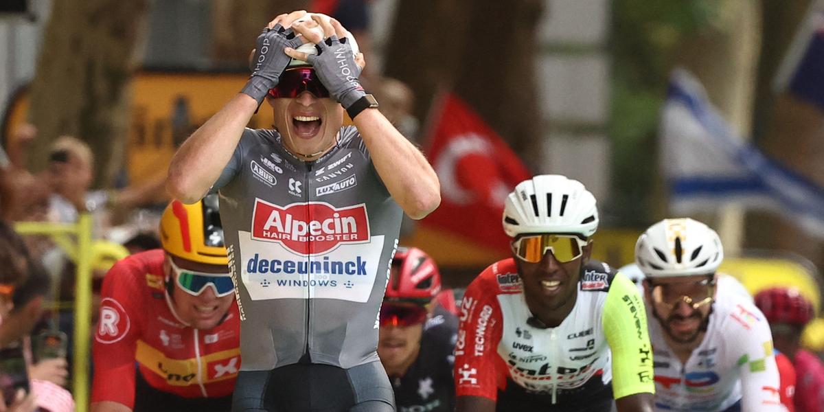 Jasper Philipsen en jaune au départ du Tour de France 2025