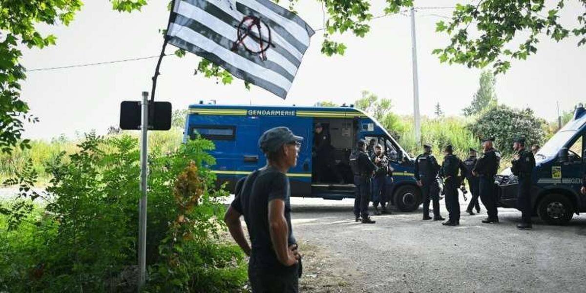 Manifestants face aux forces de l’ordre contre l’A69