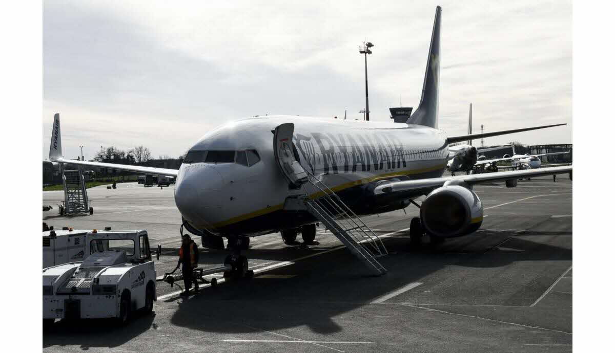 Évacuation d'urgence lors d'une fausse alerte incendie dans un avion Ryanair