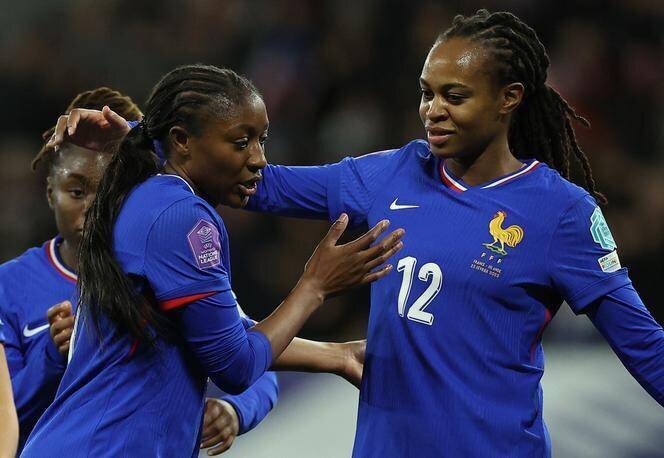 L’ailière Kadidiatou Diani (à gauche) félicitée par l’attaquante Marie-Antoinette Katoto après son but contre l’Islande, dans le cadre de la Ligue des nations, au Mans, le 25 février 2025.