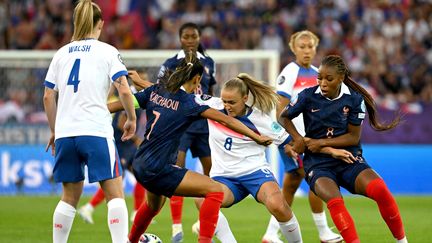 L'Anglaise Georgia Stanway au milieu des Françaises Sakina Karchaoui et Grace Geyoro, lors du match entre la France et l'Angleterre dans l'Euro, le 5 juillet 2025 à Zürich (Suisse). (MIGUEL MEDINA / AFP)