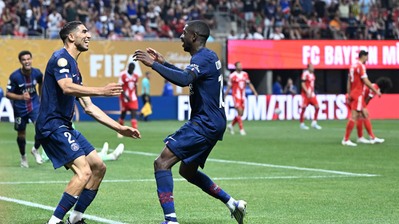 Les joueurs du Paris Saint-Germain Ousmane Dembélé et Achraf Hakimi fêtent le deuxième but