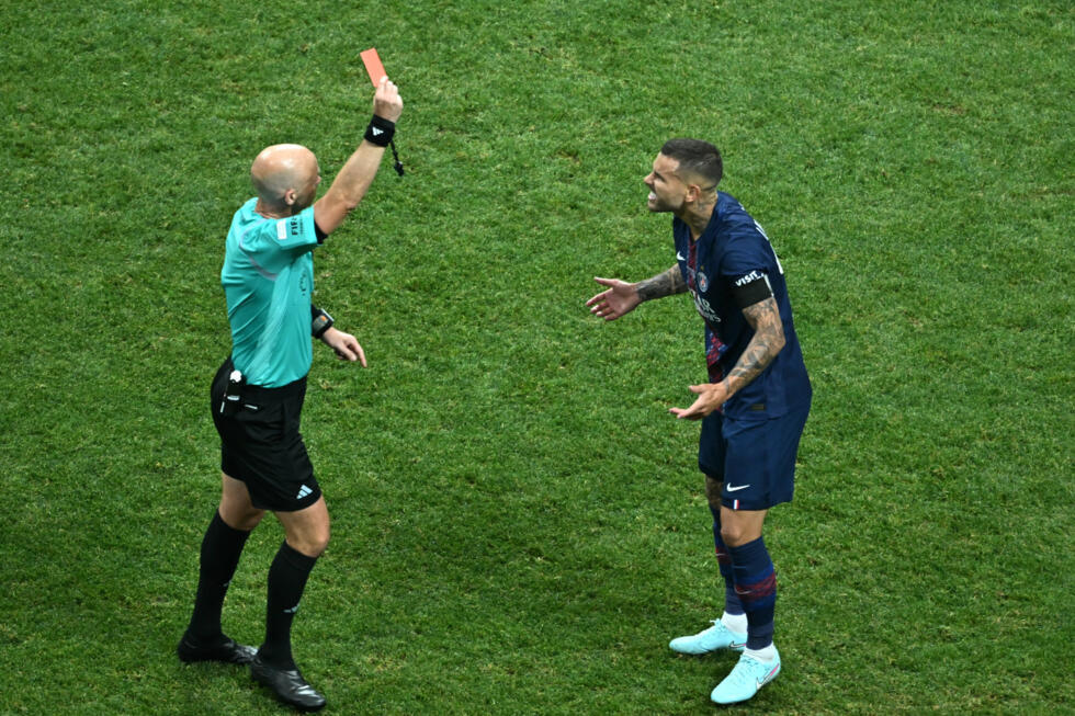 Le joueur du Paris Saint-Germain Lucas Hernandez reçoit un carton rouge