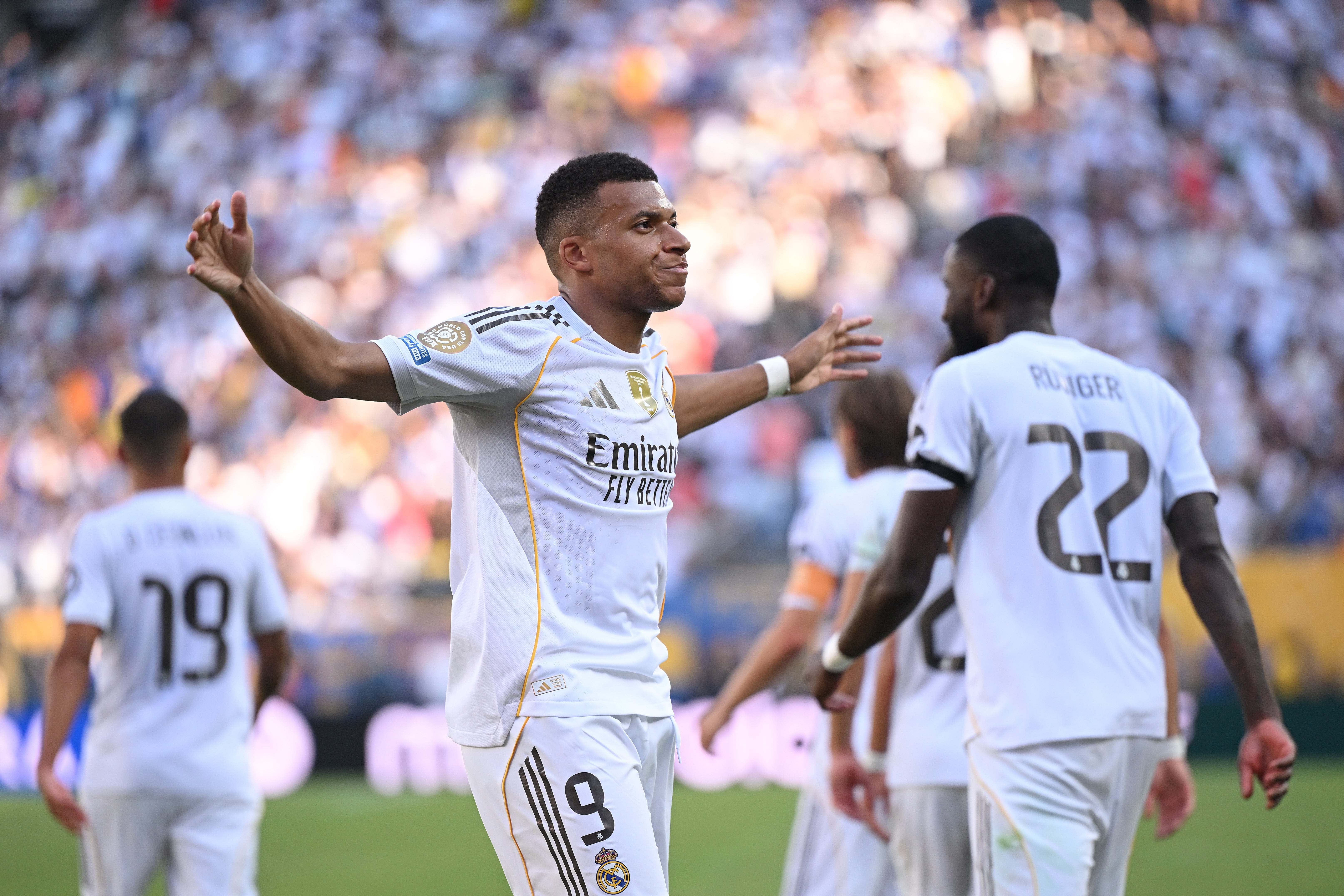 Kylian Mbappé célèbre après avoir marqué contre Dortmund