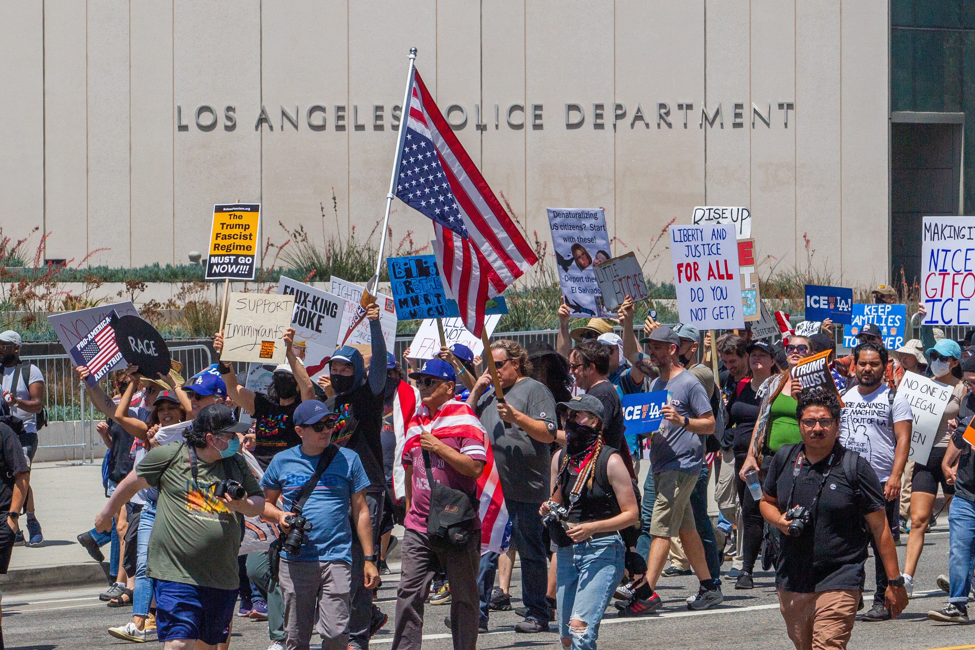 Des manifestants protestent contre l'ICE devant le Département de Police de Los Angeles le jour de l'Indépendance