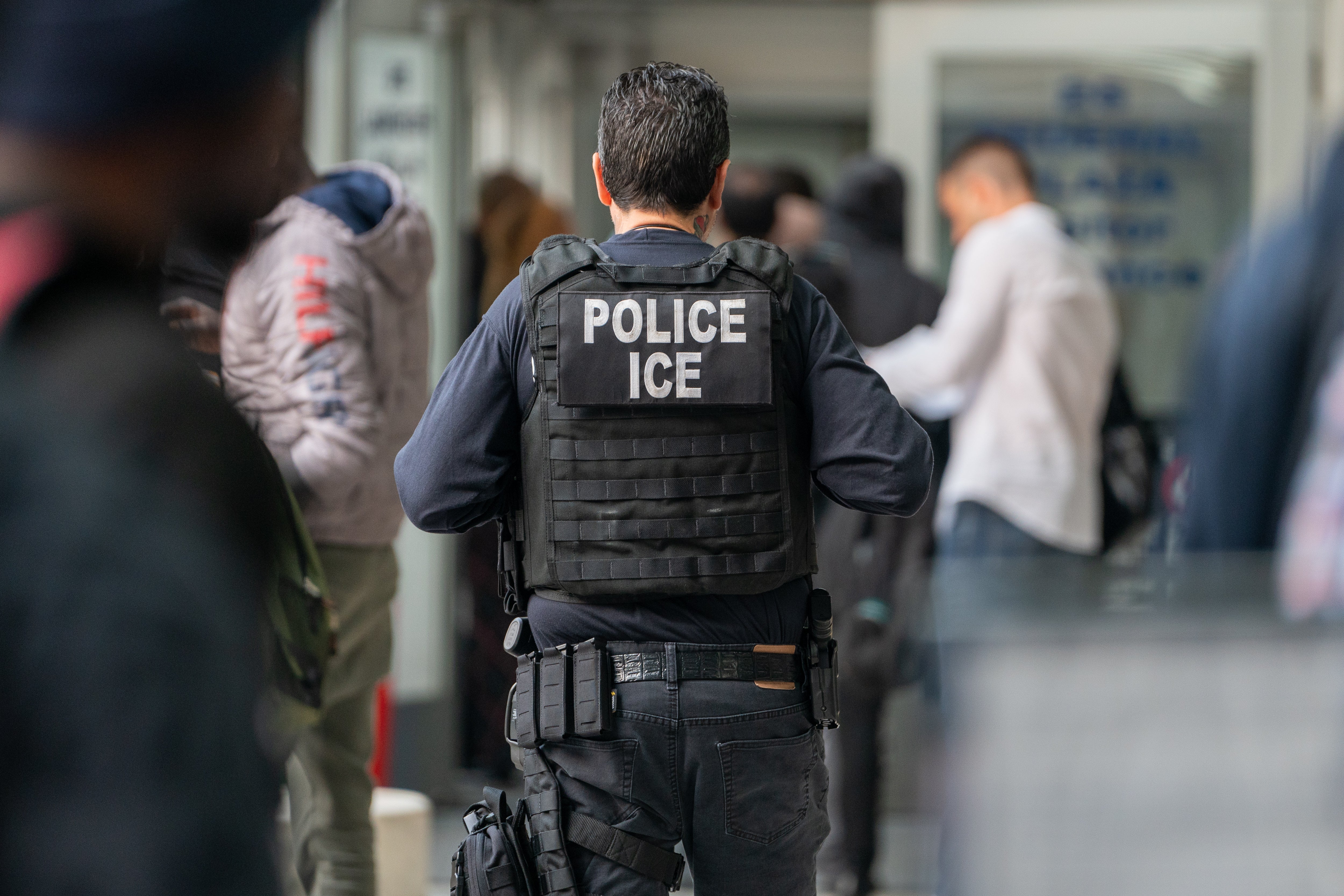Les responsables de West Hollywood qualifient les raids d'un 'rappel profondément troublant de l'excès fédéral'
