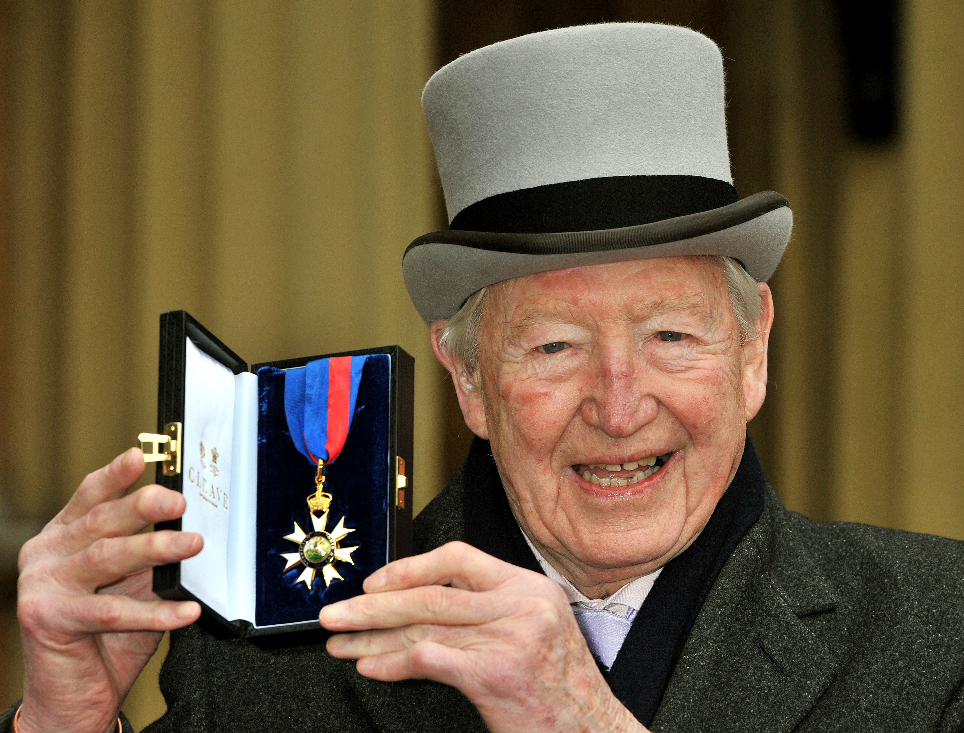 Sandy Gall lors de la cérémonie d'investiture en 2011 au Palais de Buckingham