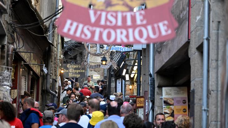 Le Mont-Saint-Michel, lieu touristique par excellence en France, accueillait 3 millions de touristes sur la seule année 2024. Alors qu’une petite trentaine de personnes y vivent à l’année.