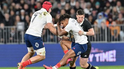 Theo Attissogbe plaqué par Cam Roigard lors de Nouvelle-Zélande-France le 7 juillet 2025 à Dunedin. (SANKA VIDANAGAMA / AFP)