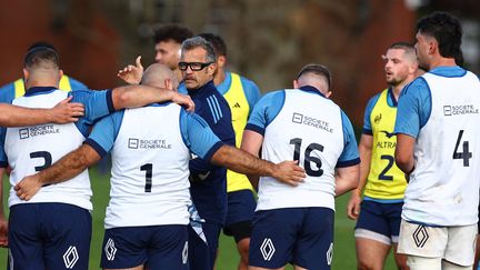 Le sélectionneur de l'équipe de France Fabien Galthié, au milieu de ses joueurs lors d'un entraînement à Auckland (Nouvelle-Zélande), le 2 juillet 2025.