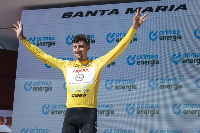 Kévin Vauquelin, leader du Tour de Suisse après la cinquième étape, à Santa Maria, en Suisse, le 19 juin 2025.