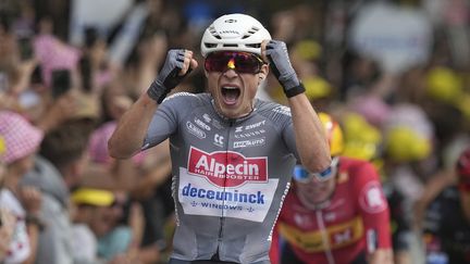 Le bonheur du sprinteur belge Jasper Philipsen, vainqueur de la 1re étape du Tour de France, le 5 juillet 2025 à Lille. (THIBAULT CAMUS / AP)