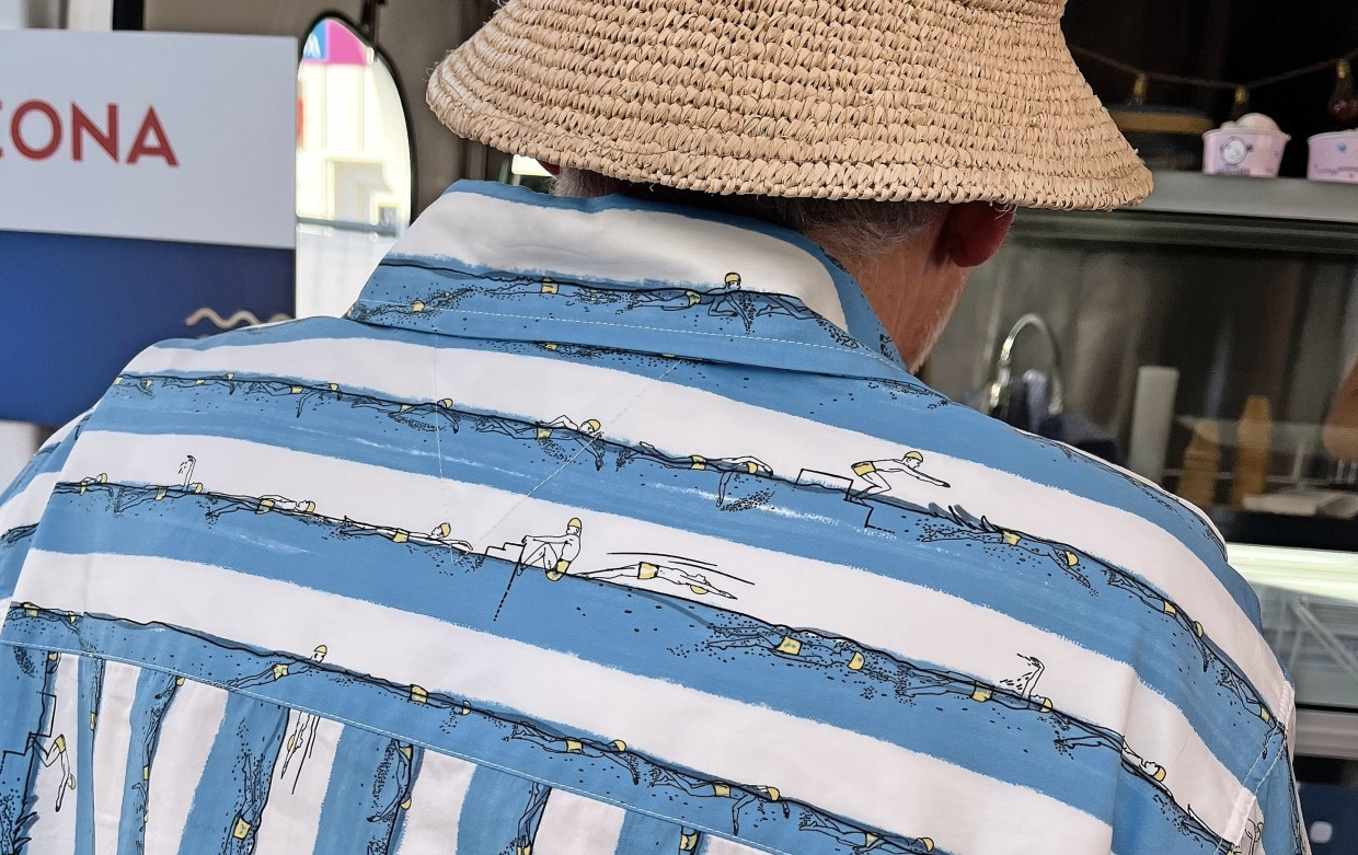 Ein Gast trägt ein passendes Hemd zum Wetter