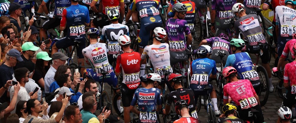 Coureurs en pleine course sous la pluie au Tour de France 2025
