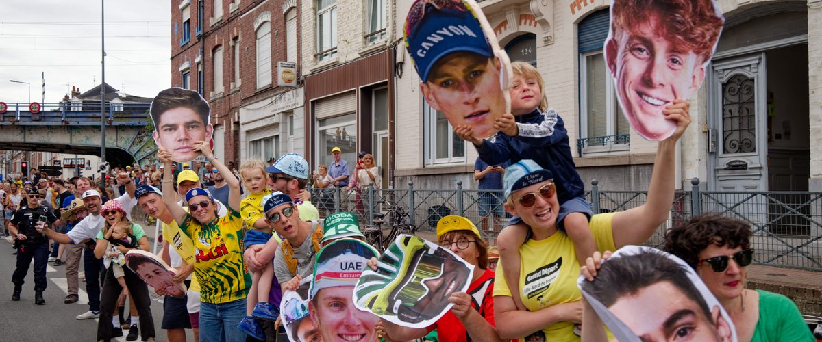 Spectateurs au bord des routes lors du départ du Tour de France 2025
