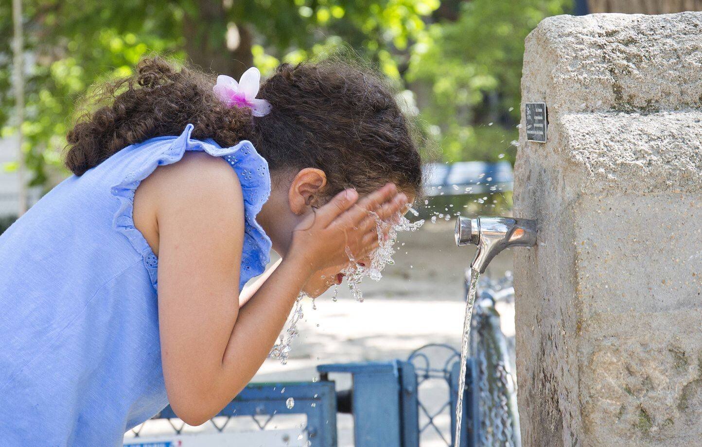 Jeune fille se rafraîchissant lors d'une canicule