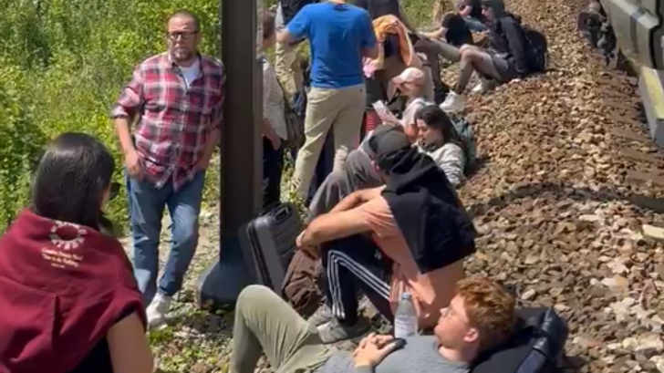 Ces 800 passagers d’un Eurostar, bloqué près de Calais pendant 9h, ont passé leur dimanche 6 juillet sur les quais. (Photo réseau social X)