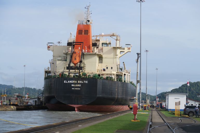 Porte-conteneurs traversant un des bassins du canal de Panama