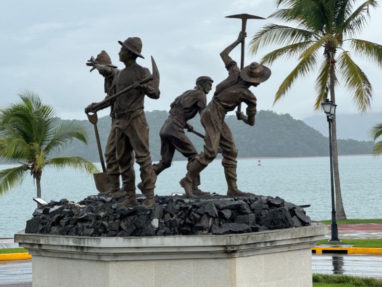 Monument à Panama City représentant les travailleurs du canal de Panama