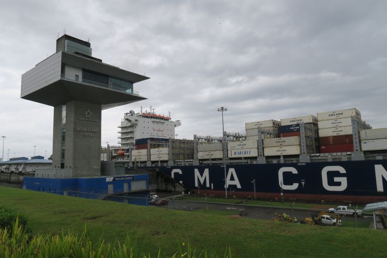 Navire porte-conteneurs quittant le canal de Panama vers l'Atlantique