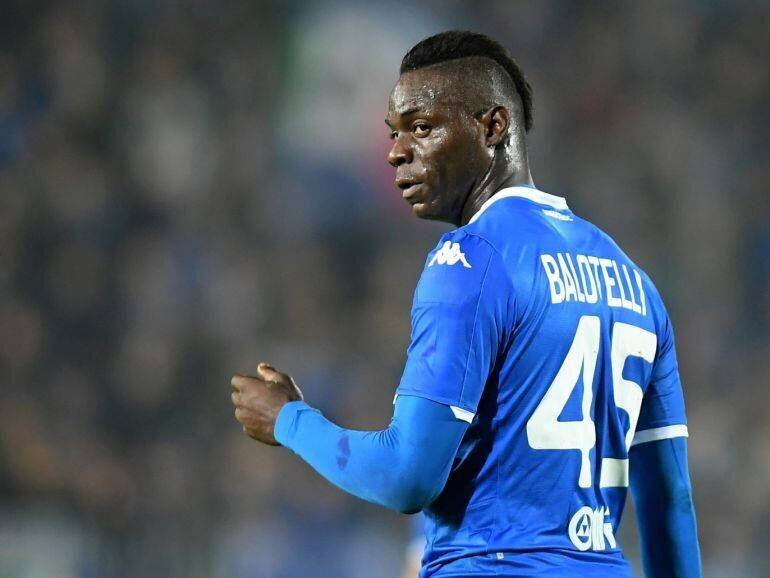 Mario Balotelli réagissant durant un match de Serie A