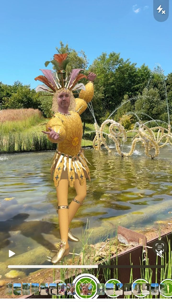 Les trois fontaines en verre Murano du Théâtre d'eau accueillent des danseurs virtuels en réalité augmentée.