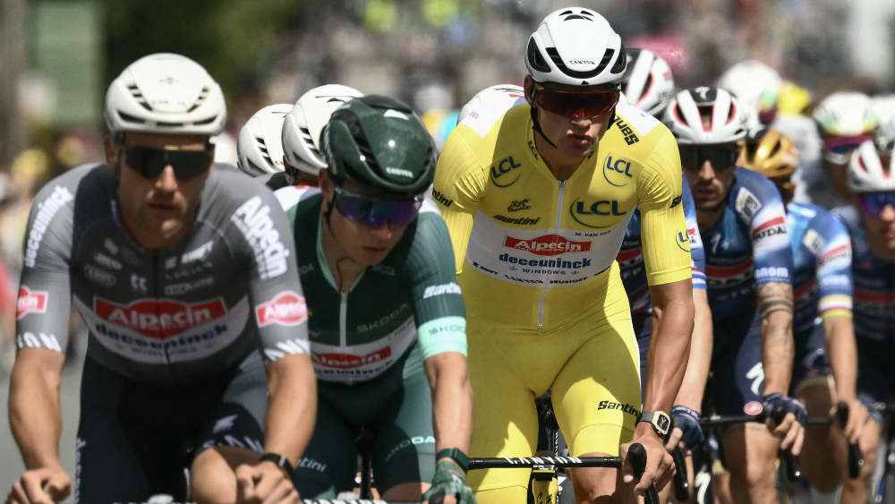 Mathieu van der Poel portant le maillot jaune à Dunkerque