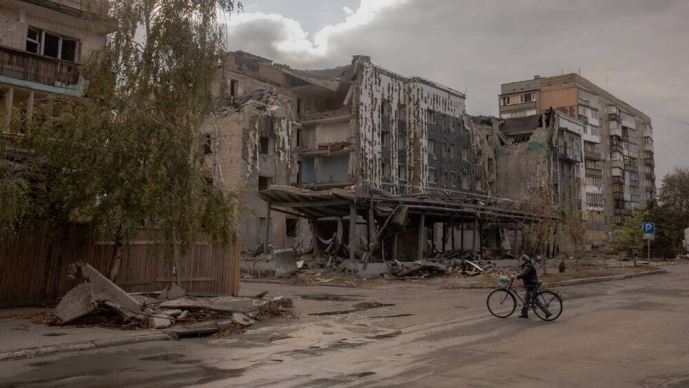Passant dans une rue de Pokrovsk en Ukraine, octobre 2024
