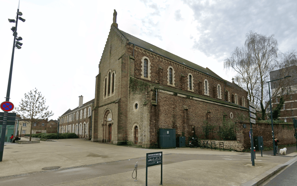 Policiers escortant un individu dans une église à Rennes