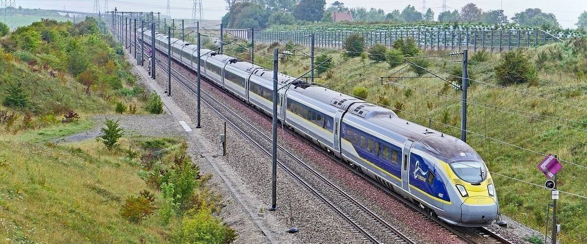 Passagers en attente sur la voie, train bloqué dans le Pas-de-Calais