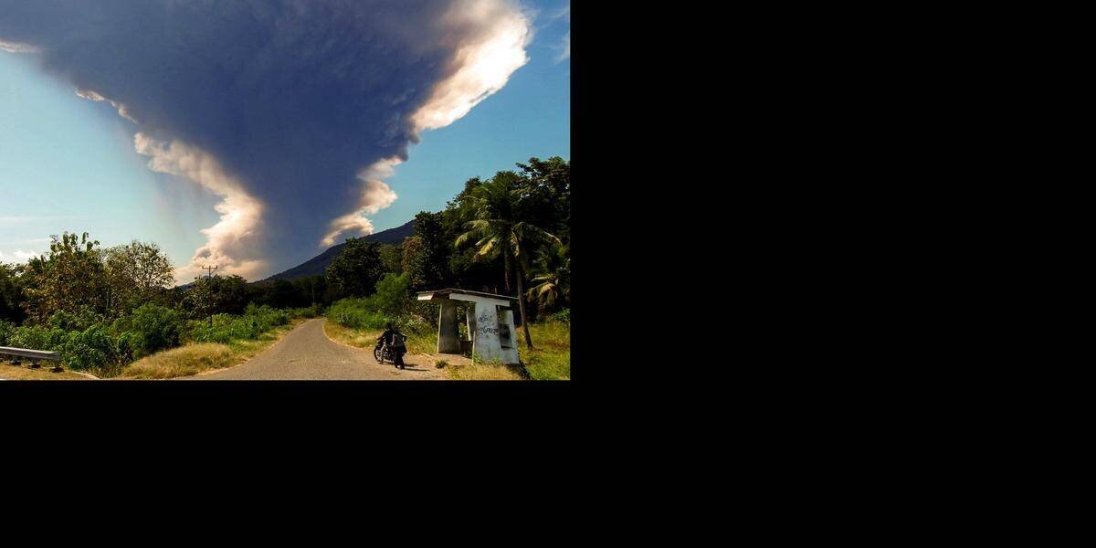 Volcan Lewotobi Laki-Laki en éruption avec colonne de cendres