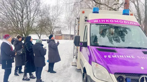 Femmes devant la clinique mobile