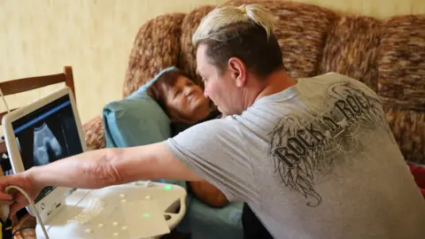 Examen médical dans la clinique mobile