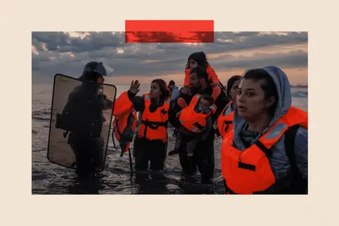 Des policiers français tentent d'empêcher le départ de migrants en bateau.