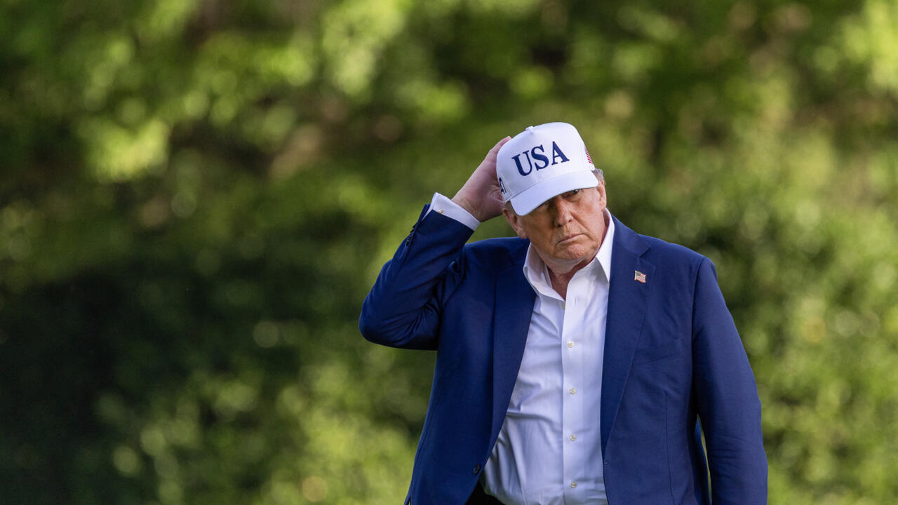 Le président américain Donald Trump marche sur la pelouse de la Maison Blanche à Washington à la date du 6 juillet 2025.