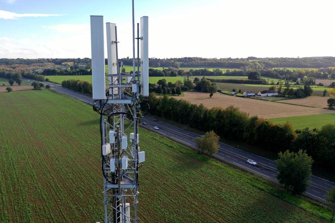 Un relais d’antenne de téléphonie mobile dans la campagne de Saint-Brieuc-des-Iffs (Ille-et-Vilaine), le 20 octobre 2022.