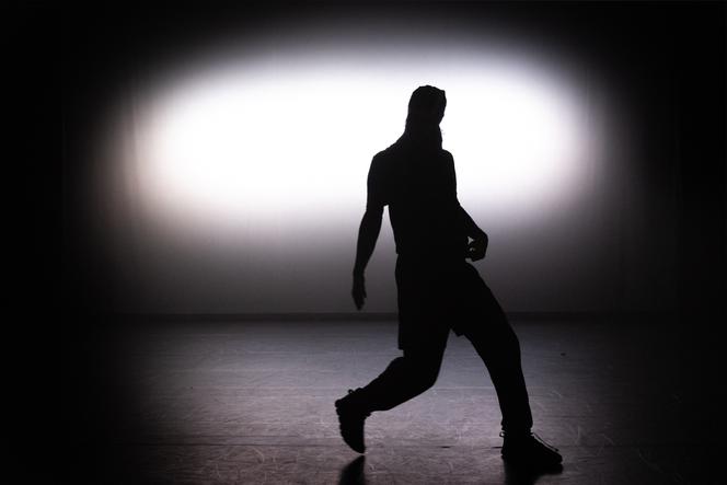 Mohamed Toukabri, dans « Every-Body-Knows-What-Tomorrow-Brings-and-We-All-Know-What-Happened-Yesterday », d’Essia Jaïbi.
