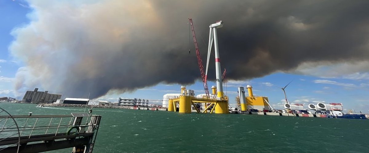 Les flammes ravageant la végétation près de Narbonne
